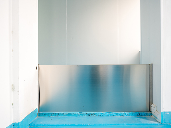 GMP廠(chǎng)房潔凈工程中人員行為管理也是必不可少的一環(huán)通過(guò)培訓(xùn)制定規(guī)則可以降低人員帶來(lái)的污染風(fēng)險(xiǎn)