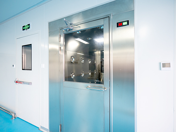 全自動(dòng)移門(mén)風(fēng)淋室可以有效防止外部污染物對(duì)產(chǎn)品質(zhì)量的影響提高生產(chǎn)效率和安全性